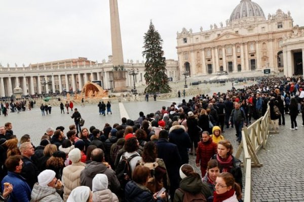 Una multitud rinde homenaje a Benedicto XVI en la Basílica de San Pedro