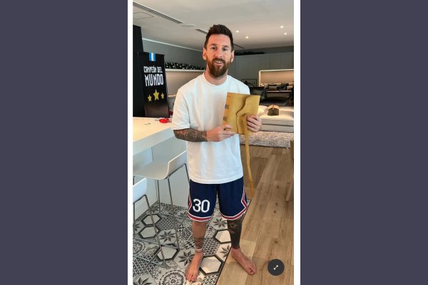 Lionel Messi recibió un sorpresivo regalo de sus vecinos antes de volver a París