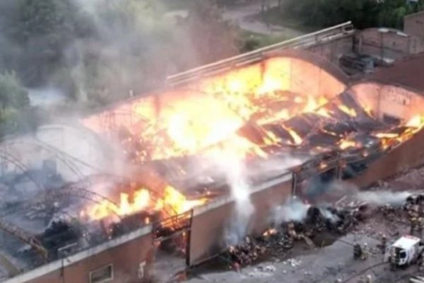 Voraz incendio en una ex papelera de Quilmes: cedió el techo y dos depósitos quedaron destruidos