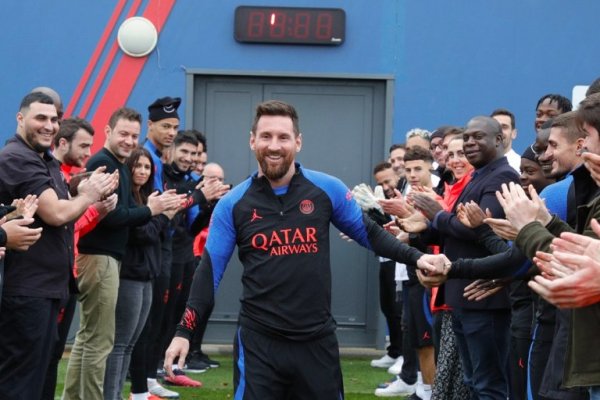 Pasillo de campeón y aplausos: el recibimiento para Messi en su regreso al PSG