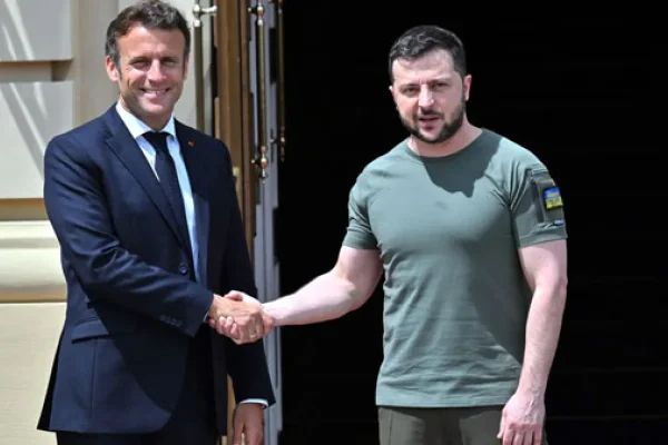 Francia promete a Ucrania el envío de carros de combate ligeros