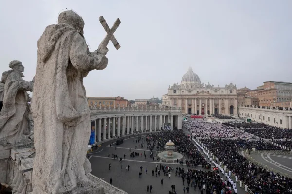 Miles de fieles despidieron a Benedicto XVI en la Plaza de San Pedro