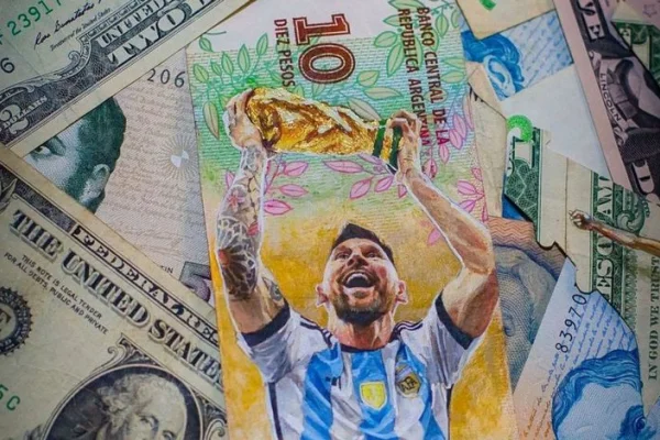 De Messi a Moria, pasando por el Anime, un artista pinta sobre pesos argentinos
