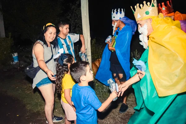 Los Reyes Magos llevaron sonrisas y regalos para niños de localidades riojanas