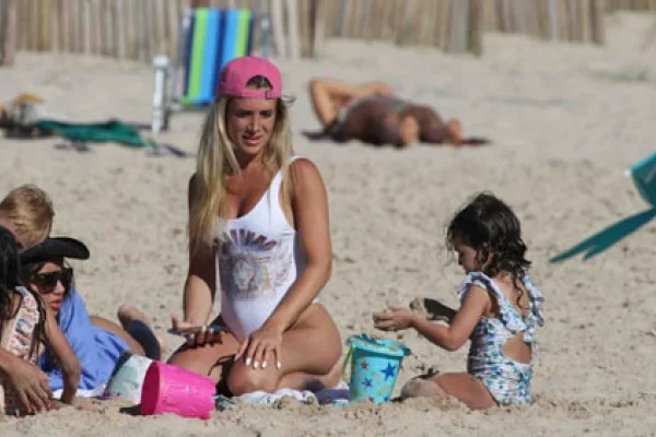 Camila Homs disfrutó de un día de playa junto a sus hijos en Punta del Este