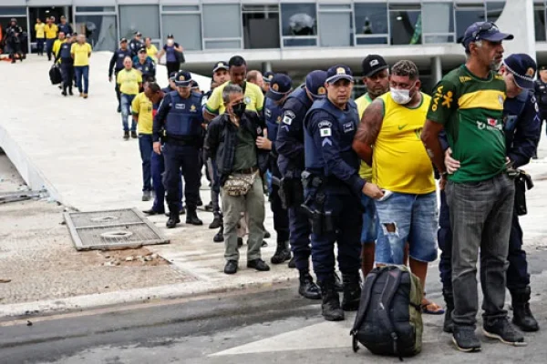 La policía de Brasil recuperó el control del Congreso y del Palacio Presidencial y hay al menos 30 detenidos