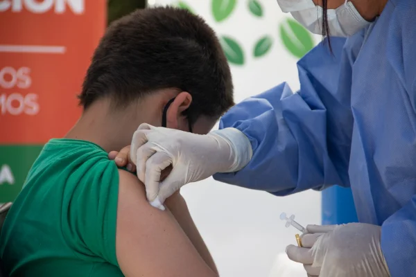Covid: comienza hoy a aplicarse la vacuna de refuerzo a niñas, niños y adolescentes