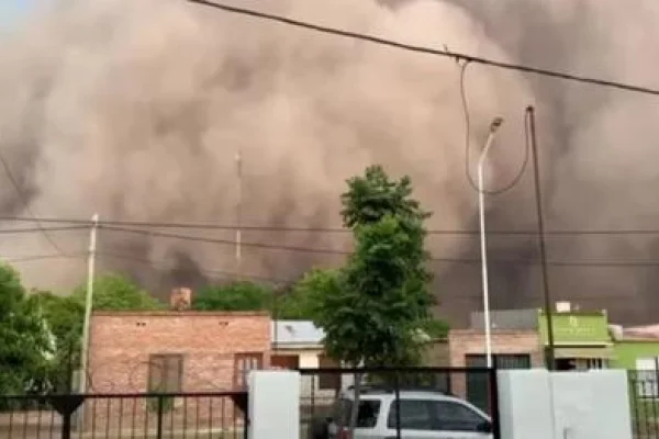 Una impresionante nube de polvo y tierra tapó una ciudad de Chaco