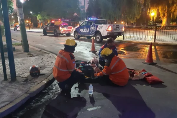 Una motociclista con heridas en fuerte choque de motos