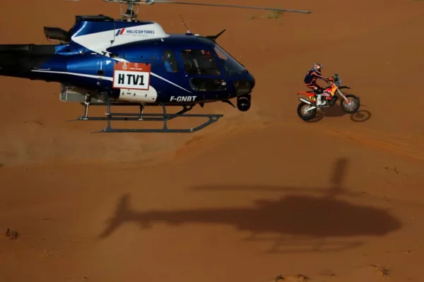 El argentino Benavides rescató a un compañero y quedó a tiro de ganar otro Rally Dakar