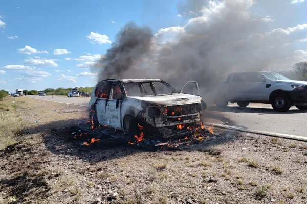 Un vehículo se incendió por completo en Catuna