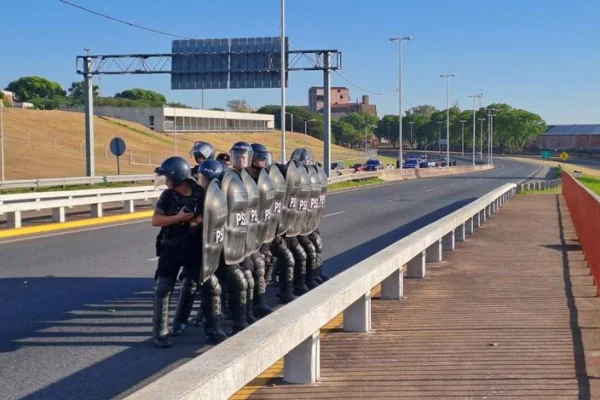 Tensión en el Puerto de Rosario: corte de tránsito, disparos y una investigación en curso