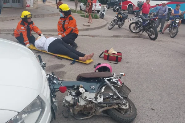 Motociclista con lesiones leves luego de chocar contra un taxi