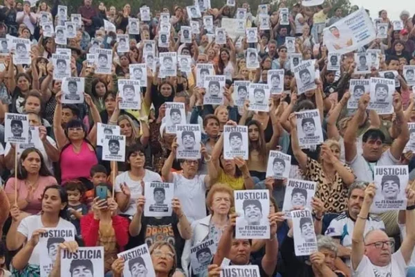 Acto por Báez Sosa en Dolores: una multitud se hizo presente para acompañar a los padres de Fernando