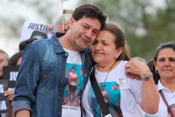 Desgarrador pedido de justicia de los padres de Fernando Báez Sosa ante una multitud: “Sin él la vida se terminó para nosotros”