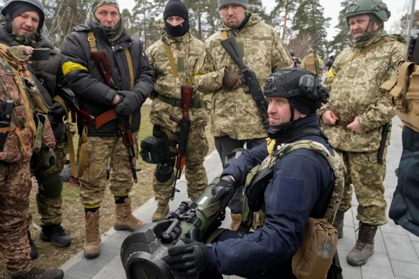 Renuncian funcionarios en Ucrania por escándalo de corrupción en el Ejército