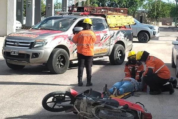 Un choque de motos dejó una mujer herida