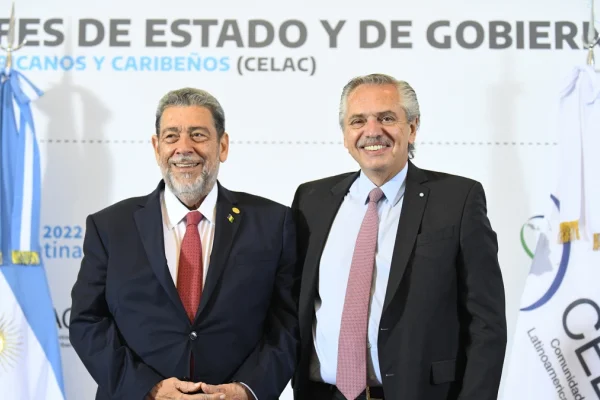 Alberto Fernández le entregó la presidencia pro tempore de la Celac a Ralph Gonsalves
