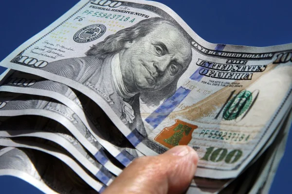 Dólar hoy: la cotización paralela sigue escalando y superó los $380