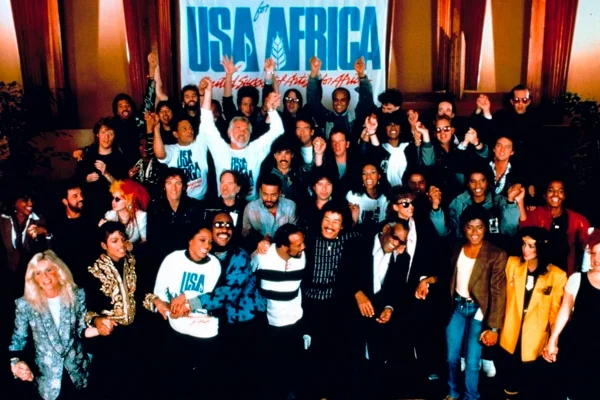 El 28 de enero de 1985 un grupo de artistas famosos grabó la canción “We are the world”