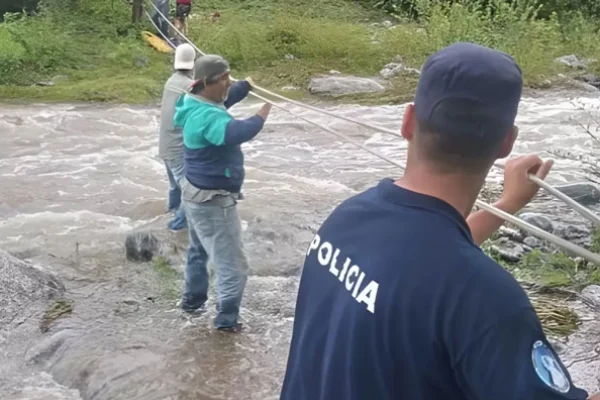 Catamarca:  mujer a punto de dar a luz fue rescatada de un río