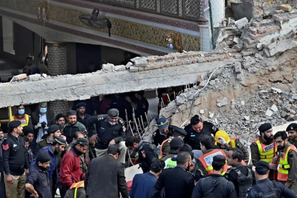 Suben a 88 los muertos del ataque a una mezquita en Pakistán