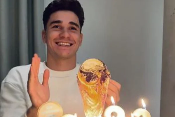 Julián Álvarez cumple 23 años y celebró con una torta mundialista