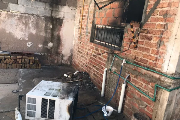 Una falla en el aire acondicionado causó un incendio en una casa