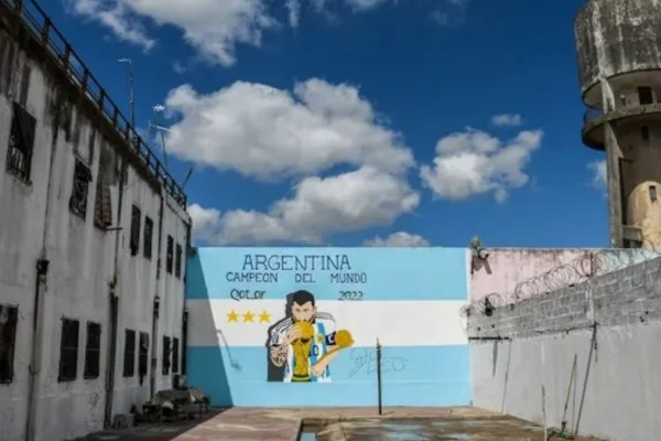 Pintaron un mural gigante de Messi con la Copa del Mundo en una cárcel bonaerense