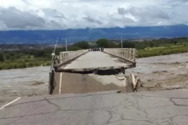 Por la crecida, se derrumbó un importante puente en Tucumán