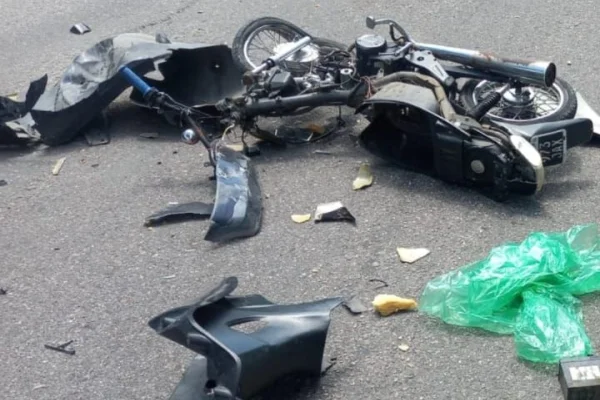 Dos jóvenes con heridas tras caer de su  motocicleta