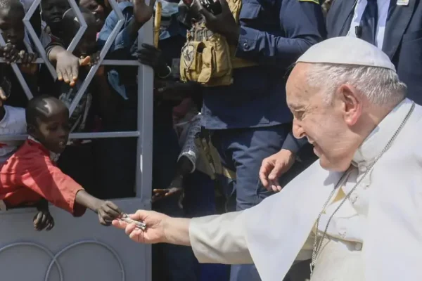 Un niño le dio una limosna al Papa Francisco en Sudán del Sur, el país más pobre del mundo, y se viralizó en redes