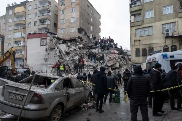 Suben a más de 5.000 las muertes por el sismo de 7,8° en Turquía y Siria