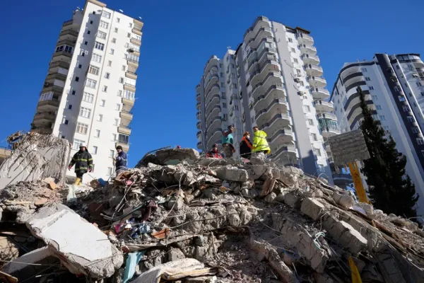 Terremoto en Turquía: rescataron de los escombros a un futbolista y a una mamá con su bebé