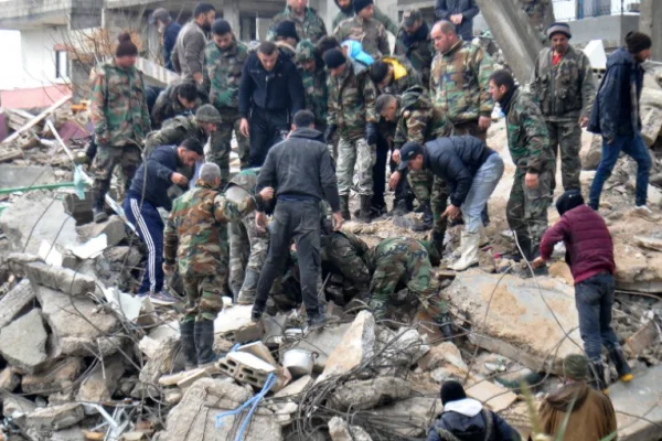 Otro sismo de 5,4 sacudió Turquía mientras continúa la búsqueda de civiles bajo escombros