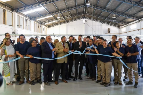 Massa y Quintela inauguraron una nueva fábrica textil en el Parque Industrial