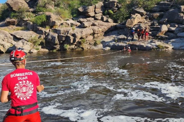 Córdoba: tenso rescate de 20 turistas tras la crecida del río en Mina Clavero