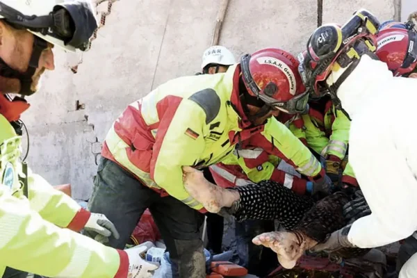 Turquía: rescataron a una mujer atrapada entre los escombros