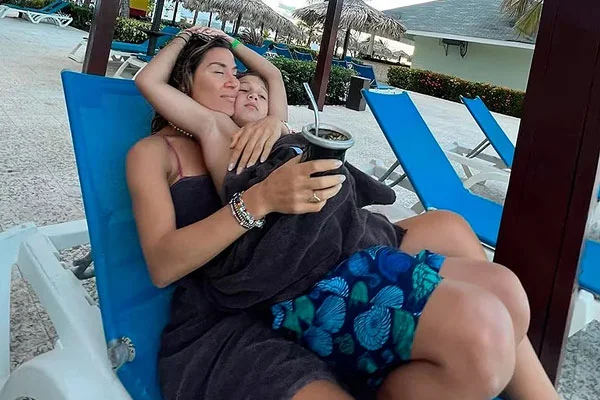 Jimena Barón, enamorada de su hijo y de su novio en las playas de Jamaica