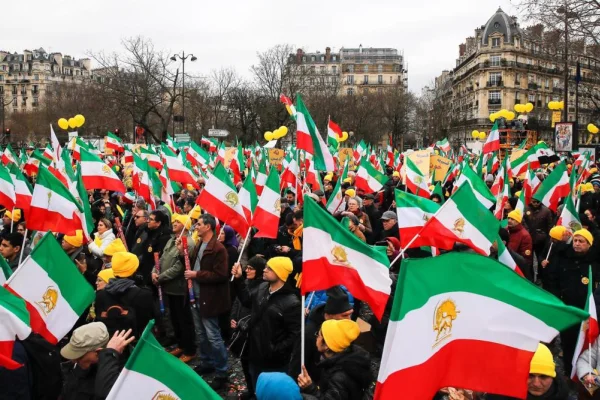 Masiva movilización en París en apoyo a las protestas contra la represión en Irán