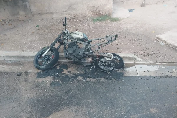 El fuego consumió por completo una moto en la vía pública
