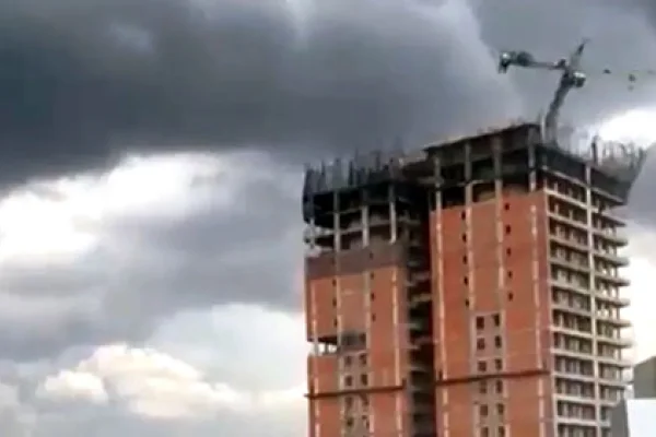 Corrientes: se cayó una grúa de un edificio por un temporal