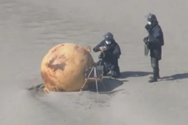 Japón: alerta por una esfera metálica encontrada en la playa