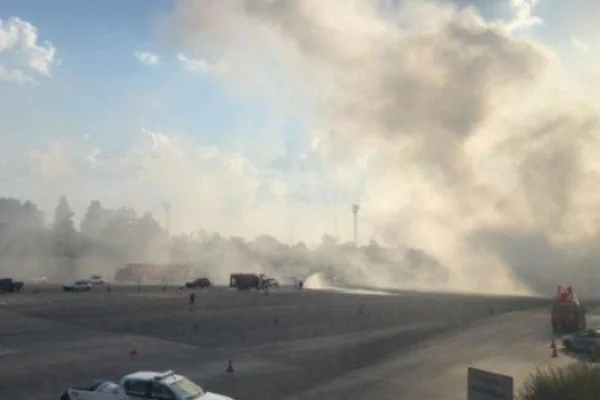 Caos de tránsito en el Acceso Oeste: un camión derramó una sustancia química y generó una densa nube tóxica