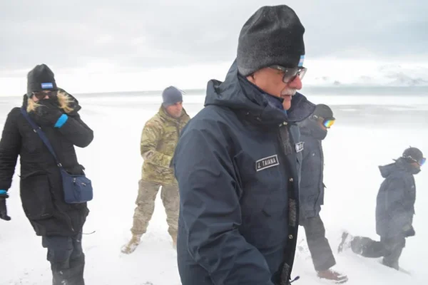 Taiana y Filmus supervisaron la recuperación de la Base Antártica Petrel