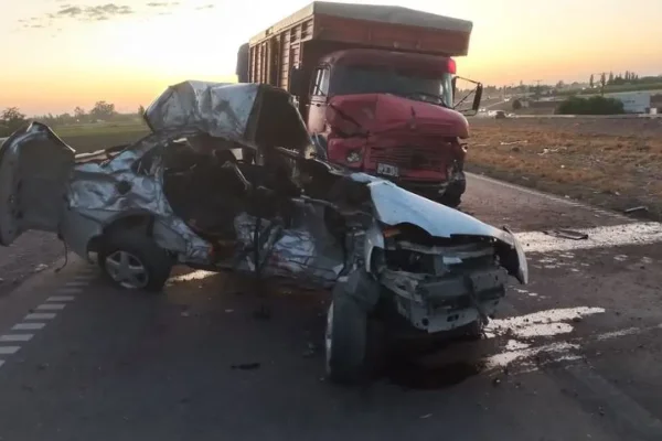 Brutal siniestro: un auto chocó de frente contra un camión y murió un chico de 17 años