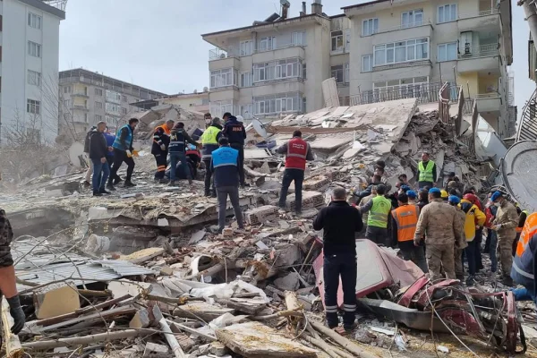 Al menos un muerto y decenas de heridos en un nuevo sismo en Turquía