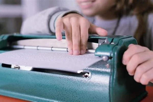 Entregaron 60 máquinas de escribir Braille para niños y niñas de todo el país