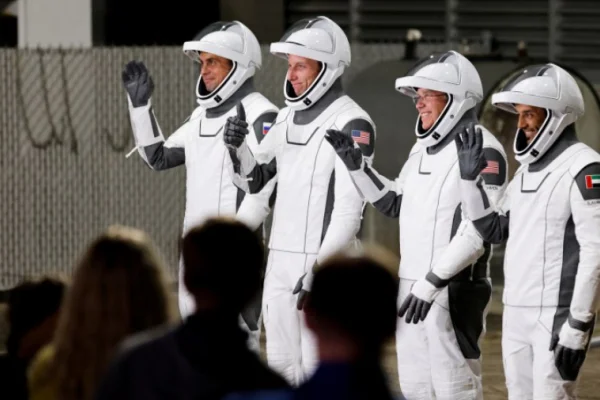 La nueva tripulación de SpaceX llegó sana y salva a la Estación Espacial Internacional