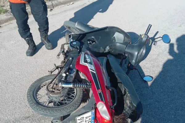 Un menor de edad con posible fractura tras un choque entre una motocicleta y un automóvil